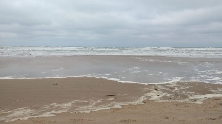 Playa Miramar sigue cerrada por mal tiempo en Madero