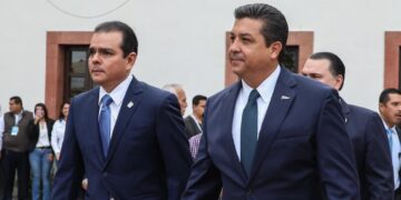 Analizan gobernador y alcalde de Nuevo Laredo cómo enfrentar recortes