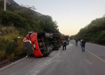 Vuelca tráiler en la rumbo Nuevo