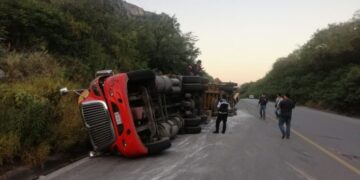 Vuelca tráiler en la rumbo Nuevo