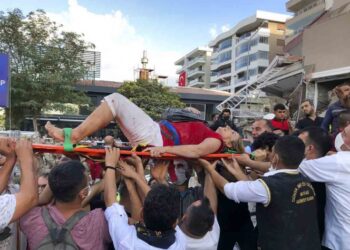 Suman 22 muertos y 800 heridos en Grecia y Turquía tras terremoto