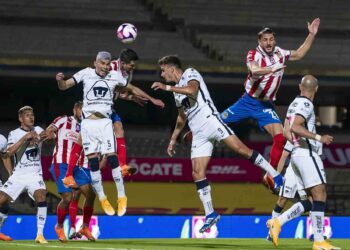 Pumas y Chivas empatan 2-2 en Centro Universitario