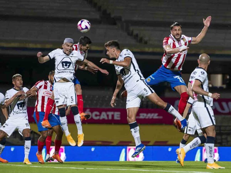 Pumas y Chivas empatan 2-2 en Centro Universitario