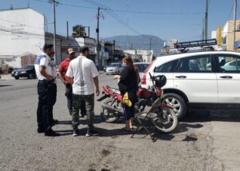 Matrimonio se golpea en accidente