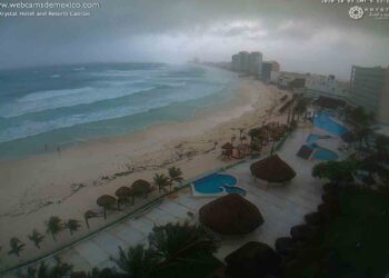 Quintana Roo sufre embate de ‘Gamma’; toca con furia zona hotelera de Cancún