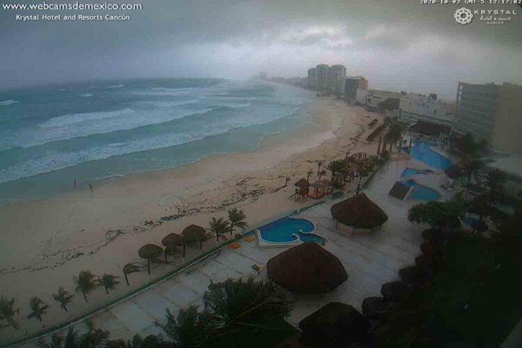 Quintana Roo sufre embate de ‘Gamma’; toca con furia zona hotelera de Cancún