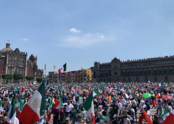 FRENA concentra más de 150 mil en el zócalo de la CDM