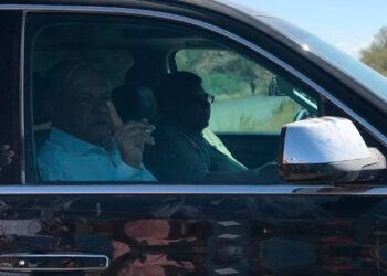 Se reúne López Obrador con familias de Bavispe, Sonora