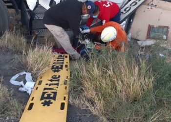 Vuelca tráiler cargado con aceite en ruta Victoria-SLP