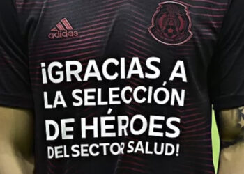 La selección mexicana le brinda un reconocimiento al cuerpo médico del país en el duelo ante Guatemala