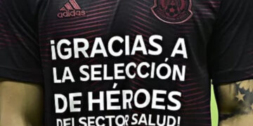 La selección mexicana le brinda un reconocimiento al cuerpo médico del país en el duelo ante Guatemala