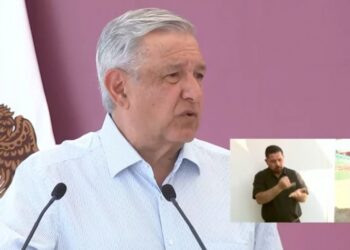 ‘No coman ansias’ responde AMLO a FRENAA en Zócalo