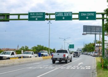 Van CBP y Nuevo Laredo por  Sentri fijo en Puente Internacional 1