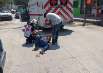 Pareja se lesiona al chocar en motocicleta