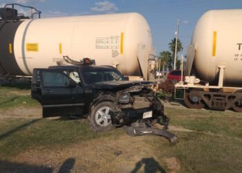 Tren carguero arrastra camioneta en Bulevar de Cd. Victoria