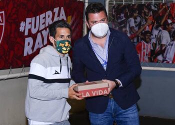 León regala 120 pares de zapatos para los niños de Aguascalientes