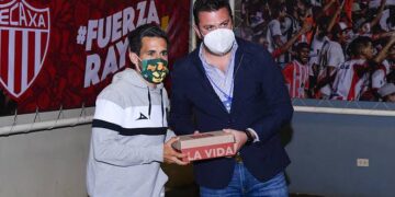 León regala 120 pares de zapatos para los niños de Aguascalientes