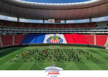 Chivas celebra 10 años del Estadio Akron con foto del Tapatío y el equipo femenil