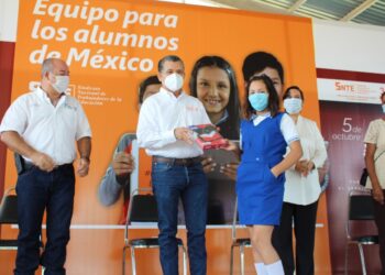 Entrega SNTE equipos para contribuir a la enseñanza de niñez