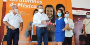 Entrega SNTE equipos para contribuir a la enseñanza de niñez