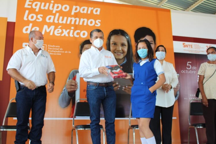 Entrega SNTE equipos para contribuir a la enseñanza de niñez