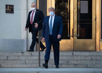 Trump abandona hospital caminando tras recibir tratamiento contra Covid