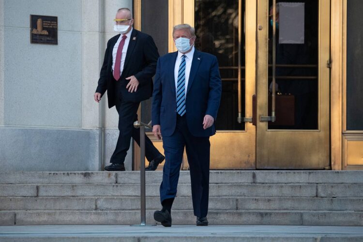 Trump abandona hospital caminando tras recibir tratamiento contra Covid