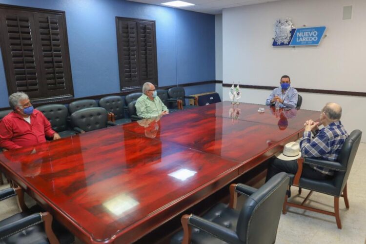 Gestiona alcalde de Nuevo Laredo concesiones de taxi