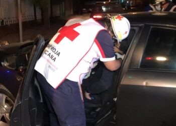 Chofer se lesiona al chocar su auto