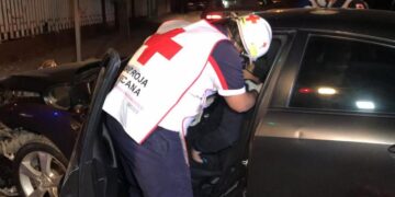 Chofer se lesiona al chocar su auto