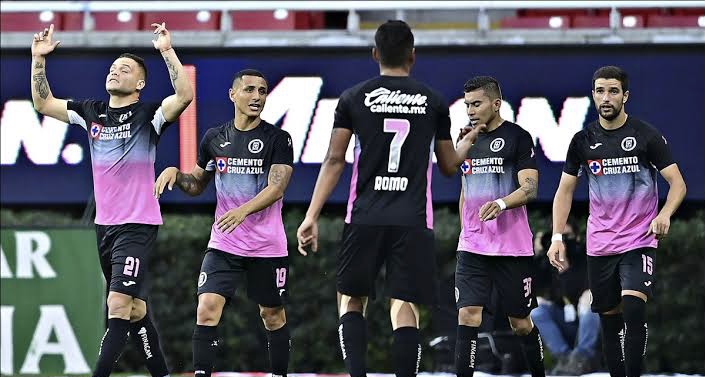 Cruz Azul termina la sequía de resultados y goles, a costa de Chivas en el Akron