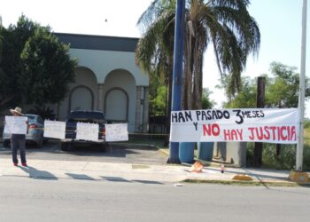 Plantón en FGR de padre de joven asesinado por solados