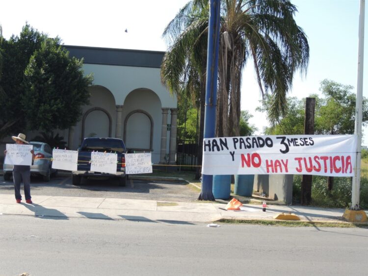 Plantón en FGR de padre de joven asesinado por solados