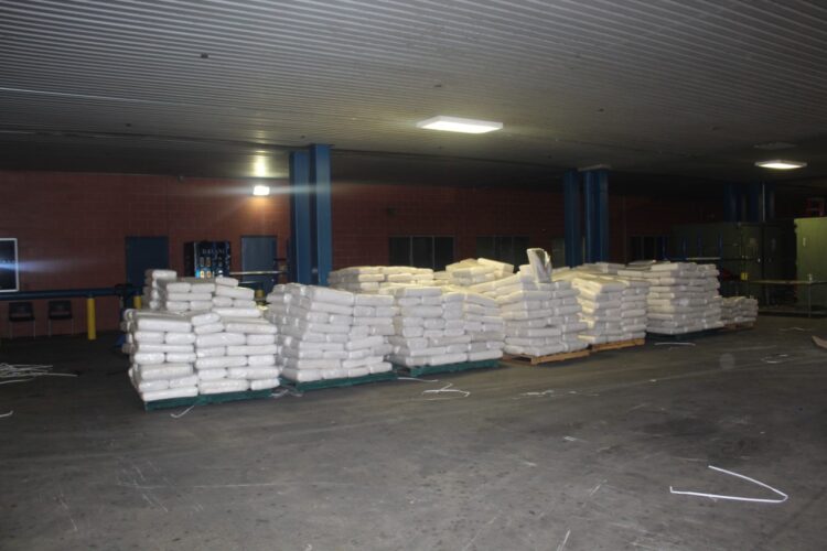 Confiscan 2.7 mdd en marihuana en el envío de inodoros