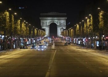 Toque de queda en 8 ciudades de Francia para frenar COVID-19