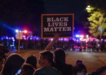 Policía arresta a 28 en 3ra noche de protestas en Wisconsin