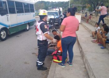 Choque entre motos deja dos lesionados