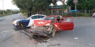 Se lesionan mujeres en aparatoso choque