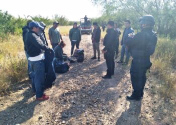 Policías estatales rescatan a migrantes abandonados por el “coyote”
