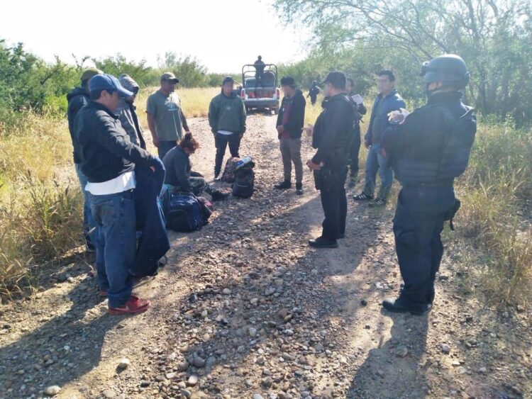 Policías estatales rescatan a migrantes abandonados por el “coyote”