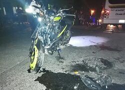 Graves empleados al chocar moto con microbús