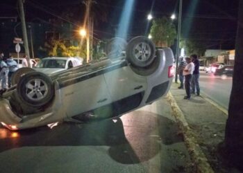 Familia herida al volcar camioneta en cruce de 16 y César López de Lara