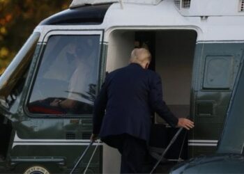 Trasladan a Trump a hospital por COVID-19