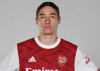 Marcelo Flores firma su contrato profesional con el Arsenal