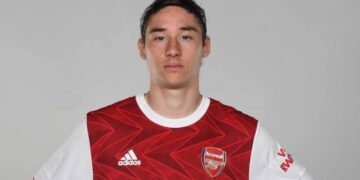 Marcelo Flores firma su contrato profesional con el Arsenal