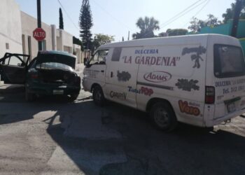 Provoca aparatoso choque en cruce de calles Cinco y Allende
