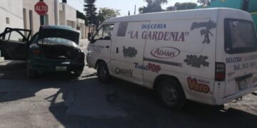 Provoca aparatoso choque en cruce de calles Cinco y Allende