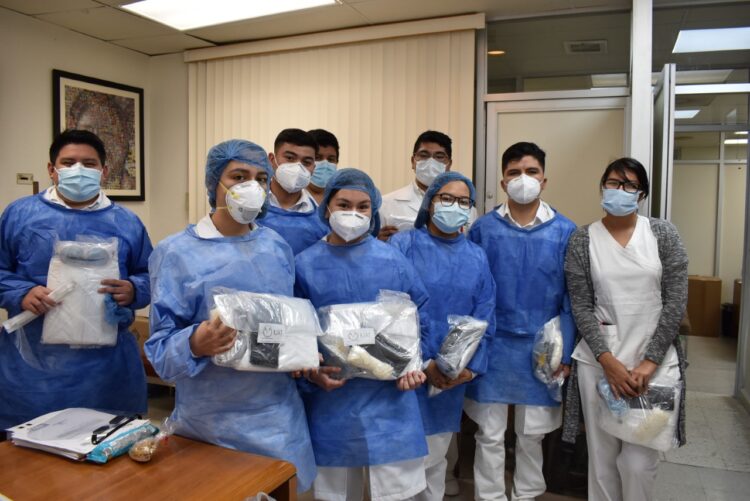 Entrega La UAT equipo de protección a médicos internos y residentes