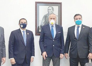 Agilizar tránsito de mercancías y personas piden texanos a Ebrard