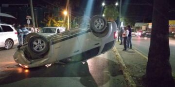 Familia se lesiona al volcar camioneta